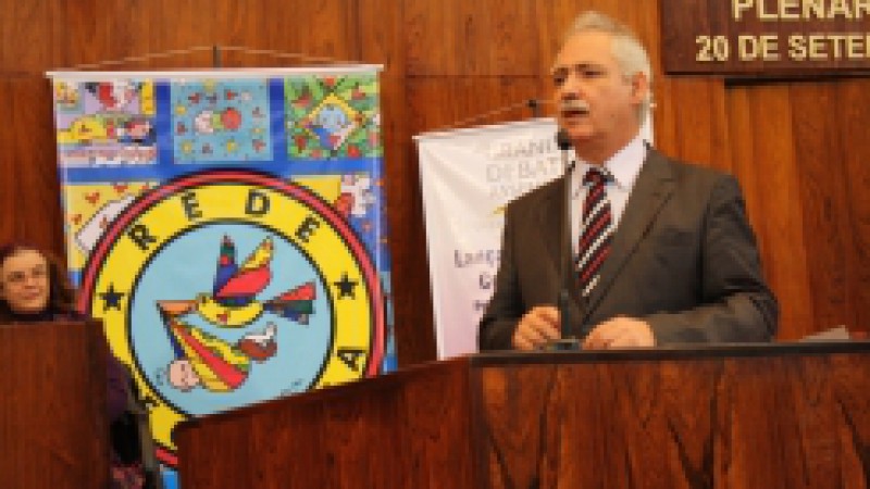 A Secretaria Estadual da Saúde lançou, na tarde desta sexta-feira (26), a Rede Cegonha RS, uma estratégia do Ministério da Saúde destinada a garantir o atendimento qualificado às gestantes e crianças - de até os dois anos. A iniciativa foi apresentada