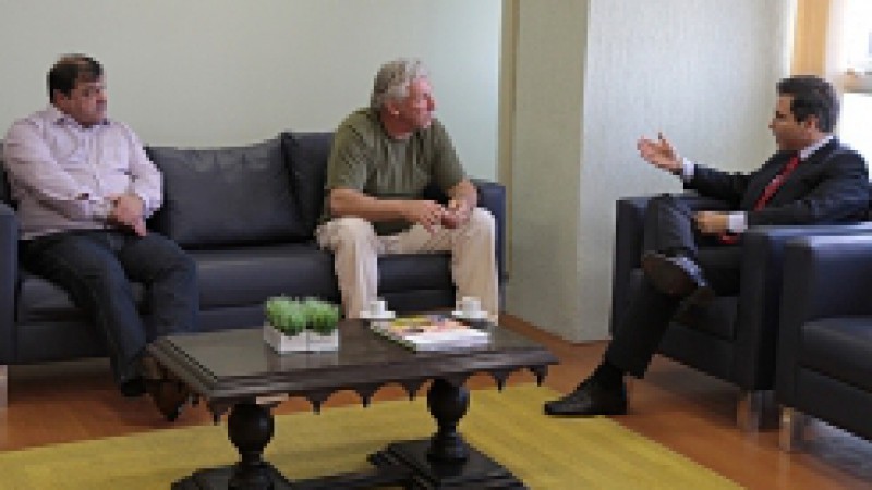 O secretário do Trabalho e do Desenvolvimento Social, Luís Augusto Lara, esteve reunido, na tarde desta quinta-feira (25), com o coordenador do Projeto Vela Social e também presidente do Clube Náutico Belém Novo, Sérgio Binato Pacheco. No encontro, o