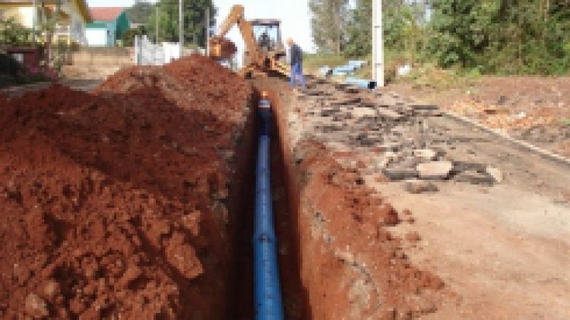 Com o objetivo qualificar o abastecimento de água, evitando eventuais rompimentos na tubulação, a Corsan realizou a substituição da adutora de água tratada localizada na Av. dos Ipês, na cidade de Lajeado, no Vale do Taquari. A obra totalizou um percurso