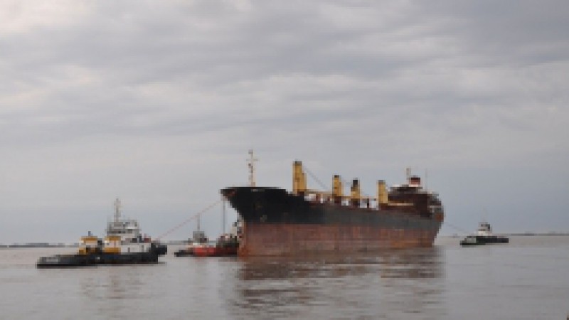 O navio Düden foi retirado do Porto do Rio Grande nessa sexta-feira (12). O processo de desatracação teve início às 6h15, mas a manobra de retirada do navio do canal feita pela Praticagem foi finalizada às 10h35, com a chegada aos Molhes da Barra. O