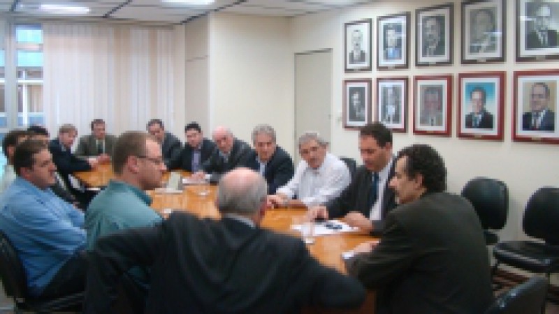 Uma comitiva de prefeitos, secret&aacute;rios municipais, presidentes dos Coredes e representantes da comunidade da regi&atilde;o da Serra e Campos de Cima da Serra foi recebida na tarde desta quinta-feira (11), pelo Secret&aacute;rio do Planejamento, Gest&atilde;o e Participa&ccedil;&atilde;o