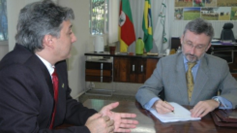 O embaixador da Nova Zelândia no Brasil, Mark Trainor, visitou, nesta quinta-feira (11), a Fundação Estadual de Pesquisa Agropecuária (Fepagro). O encontro teve como objetivo o debate de propostas sobre possíveis parcerias nas áreas científica e