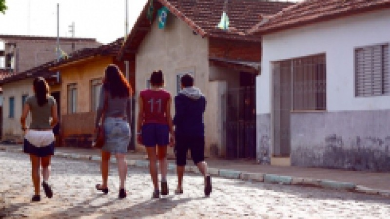 Cinco meninas e uma paixão: jogar futebol. Esse é o fio condutor do enredo da minissérie Brilhante Futebol Clube, que estreia na TVE na próxima segunda (23), às 19h. Produzida pela Mixer, a nova série de teledramaturgia destinada ao público jovem conta a