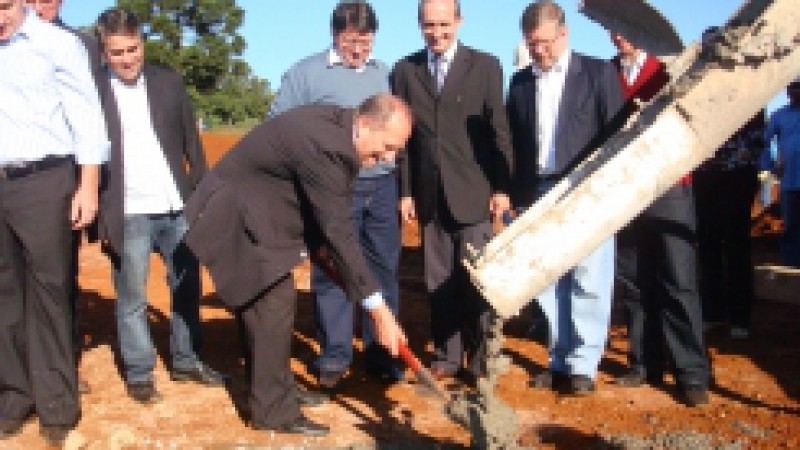 A pedra fundamental do campus da Universidade Federal da Fronteira Sul (UFFS), no Rio Grande do Sul, foi lançada nesta sexta-feira (06). A obra vai ser erguida em Erechim, norte do Estado, com investimento de R$ 40 milhões. O secretário de