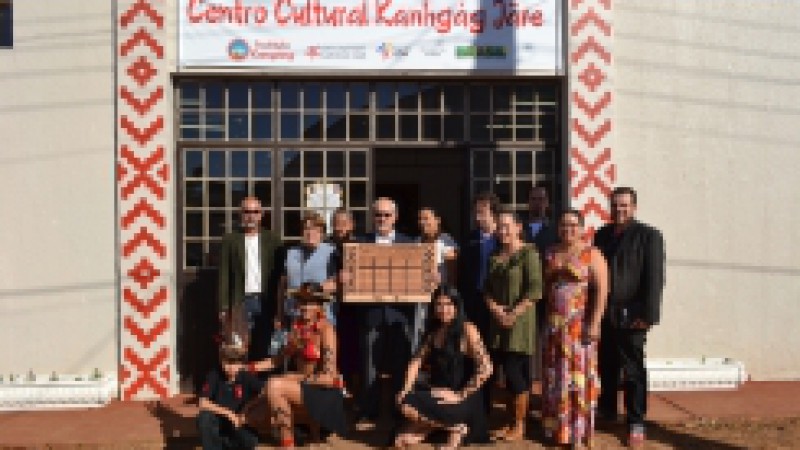 O Secretário de Estado da Cultura, Luiz Antônio de Assis Brasil, participou, na quarta-feira (27), da programação organizada pelo Ponto de Cultura Kanhgág Jãre (Raízes Kaingáng), na Terra Indígena da Serrinha, em Ronda Alta.  O Ponto de Cultura da