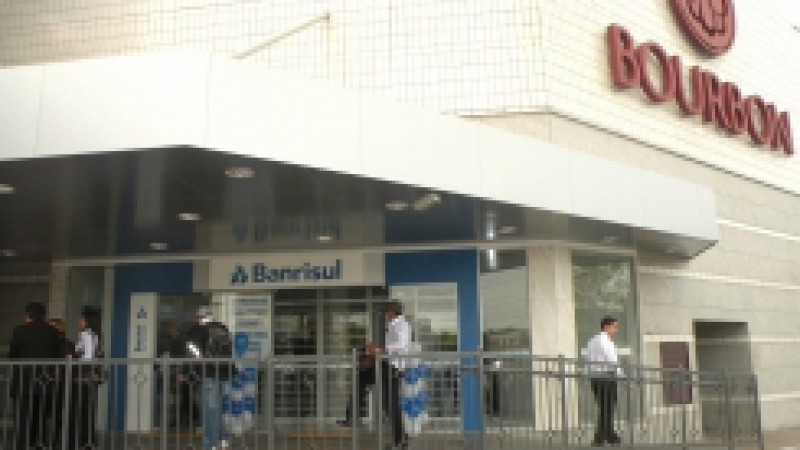 O Banrisul inaugurou, nesta sexta-feira (15), a agência localizada no Bourbon Shopping Ipiranga, na av. Ipiranga, 5.200, loja 149, em Porto Alegre. A cerimônia de inauguração contou a presença do diretor Comercial do Banrisul, Jone Pfeiff, e do diretor