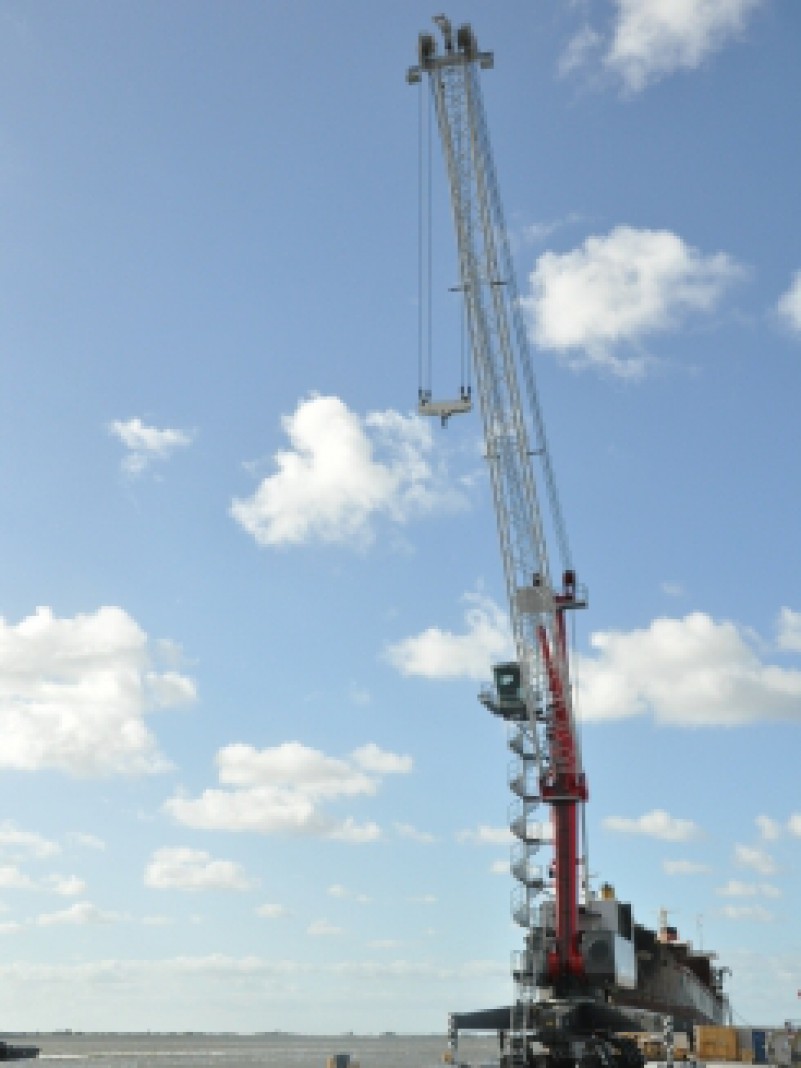 A empresa Serra Morena anunciou, na noite dessa segunda-feira (28), no Centronave, a chegada de seu novo guindaste sobre rodas da marca Liebherr, que veio da Áustria e é considerado dos mais modernos do mundo. O guindaste chegou há 10 dias e está montado