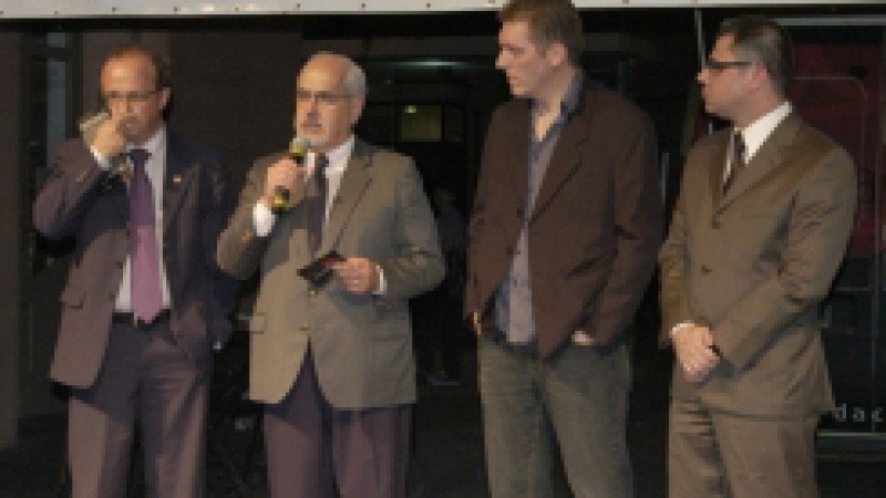 A rua dos Cataventos, que atravessa a Casa de Cultura Mario Quintana, no centro de Porto Alegre, se transformou em sala de cinema na noite desta segunda-feira (28). O motivo foi a solenidade de comemoração dos 10 anos do projeto Rodacine. Uma parceria da
