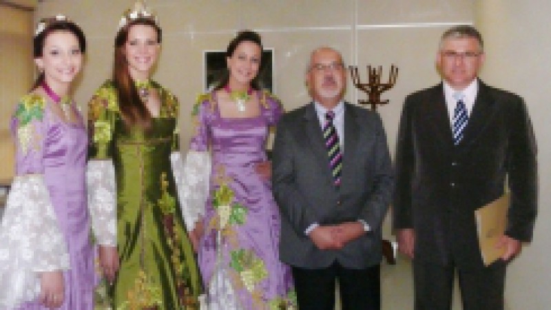 A rainha e princesas da 6ª edição da Festa de Abertura da Vindima , do município de Monte Belo do Sul, visitaram o secretário de Estado da Cultura, Luiz Antonio de Assis Brasil. A festa ocorre de 21 a 30 de janeiro no município da Serra gaúcha e 