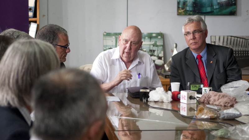 11.01.12: Governador em Exercício Beto Grill (D) e comitiva com representantes de secretarias visitam sede da Coopima, Cooperativa Industrial Maragato. À esq., presidente do Instituto Nacional do Cooperativismo do Uruguai Juan José Sarachu.