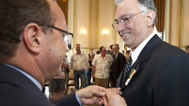 12.01.12: Governador em exerc&iacute;cio Ad&atilde;o Villaverde concede a medalha Negrinho do Pastoreio ao Dr. Breno Riegel Santos, m&eacute;dico infectologista e Coord. do Servi&ccedil;o de Infecetologia do Hospital Concei&ccedil;&atilde;o.