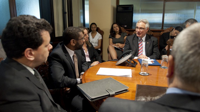 12.01.12: Vice-governador Beto Grill e comitiva são recebidos pelo Subsecretário do Ministério da Indústria, Energia e Mineração do Uruguai Edgardo Ortuño para tratar de políticas voltadas ao setor energético.