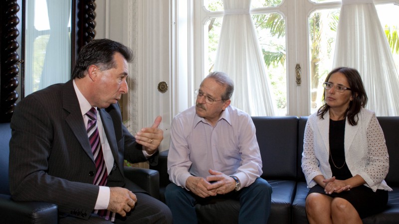 Governador Tarso Genro durante audiência com Valdeci Oliveira Lider do Governo na AL e secretária chefe da Casa Civil em exercício, Mari Perusso
