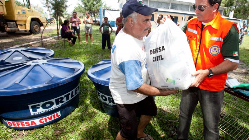 Defesa Civil entrega cestas básicas, filtros e caixas de água para agricultores do assentamento Zambeze, atingidos pela estiagem no município de São Gabriel.