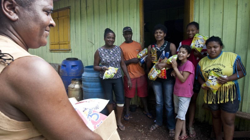 10.02.12: A Associação Quilombola Vovô Teobaldo, na comunidade São Roque, recebeu cestas básicas. A entrega faz parte das ações promovidas pela Sala de Situação para amenizar os efeitos da estiagem.
