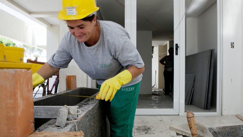 Mulheres na construção civil, programa Cimento e Batom. Na foto a pedreira, Magda Gonçalves de Azevedo.