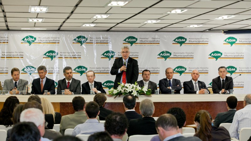29.03.12: Governador em exercício Beto Grill na abertura da 2ª Jornada Municipalista (AGM). Da esq. à dir.: vice-presidente do Banrisul Flavio Lammel, secretário do Gabinete dos Prefeitos e Relações Federativas Afonso Motta, procurador geral do MP