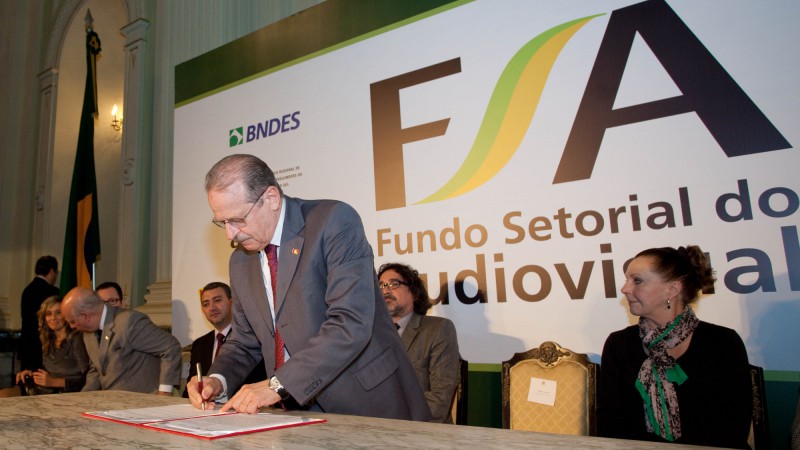 14.05.2012 Governador Tarso Genro assina Contrato entre BRDE, BNDES e ANCINE