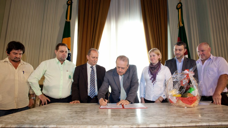 28.05.2012 Governador Tarso Genro sanciona Projeto de Lei que altera a Lei do Fundo Rotativo de Emergência da Agricultura Familiar e do Fundo Estadual de Apoio aos Pequenos Estabelecimentos Rurais