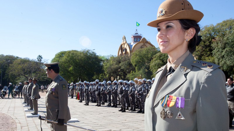 13.07.12: Brigada Militar promove troca de comando de batalhões com destaque para a primeira mulher comandante: a tenente-coronel, Nádia Rodrigues Gerhard, que assume a zona leste, região do bairro Partenon.