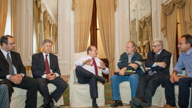 02.08.12 Governador Tarso Genro durante reunião de apresentação do projeto da Fábrica de Vidros do MST para financiamento junto ao BNDES