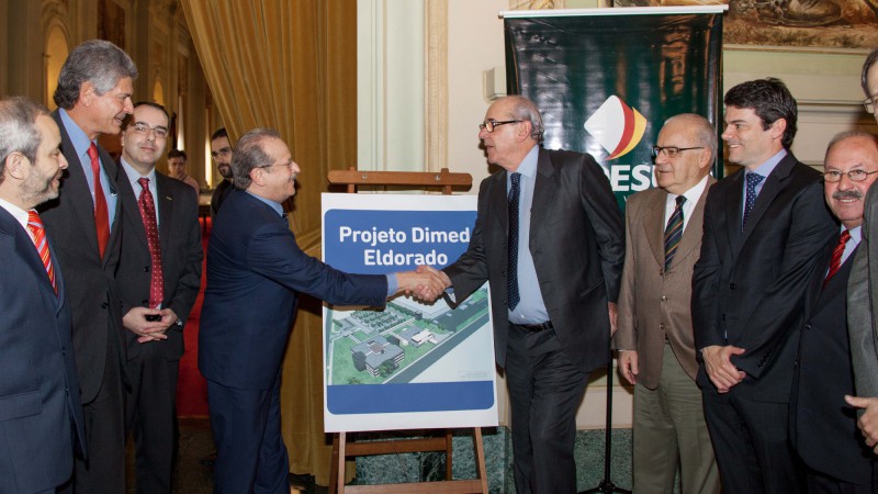 10.08.12 Governador Tarso Genro cumprimenta Julio Mottin durante cerimônia de anúncio do Plano de Expansão dos Investimentos da DIMED S/A