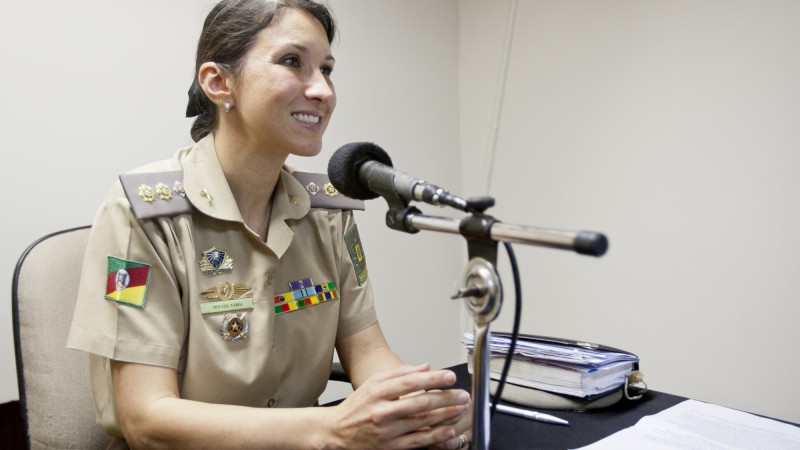 31.10.12: Participa&ccedil;&atilde;o da tenente-coronel N&aacute;dia Rodrigues Gerhard no programa de r&aacute;dio RS sem Fronteiras, produzido pela diretoria de jornalismo da Secom.