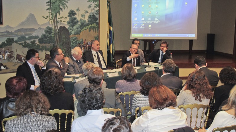 07.11.12: O governador Tarso Genro e comitiva participam do Seminário Desenvolvimento Econômico e Social na presença do economista Ignacy Sachs, professor da Escola de Altos Estudos de Ciências Sociais de Paris.