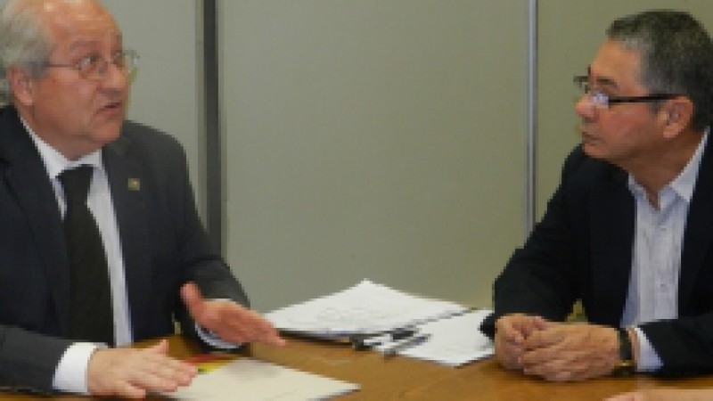 A primeira forma de parceria entre a Secretaria de Estado da Educa&ccedil;&atilde;o (Seduc) e a Universidade Estadual do Rio Grande do Sul (Uergs) foi formalizada nesta segunda-feira (29) com assinatura do Termo de Coopera&ccedil;&atilde;o 3.989/12, visando &agrave; forma&ccedil;&atilde;o continuada de