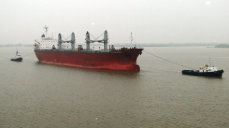 Com tr&ecirc;s navios atracados junto ao Cais Navegantes, o Porto de Porto Alegre&nbsp;deve movimentar 26,2 mil toneladas de produtos para a ind&uacute;stria de fertilizantes nos pr&oacute;ximos dias. O descarregamento dos navios precisou ser suspenso, na manh&atilde; desta