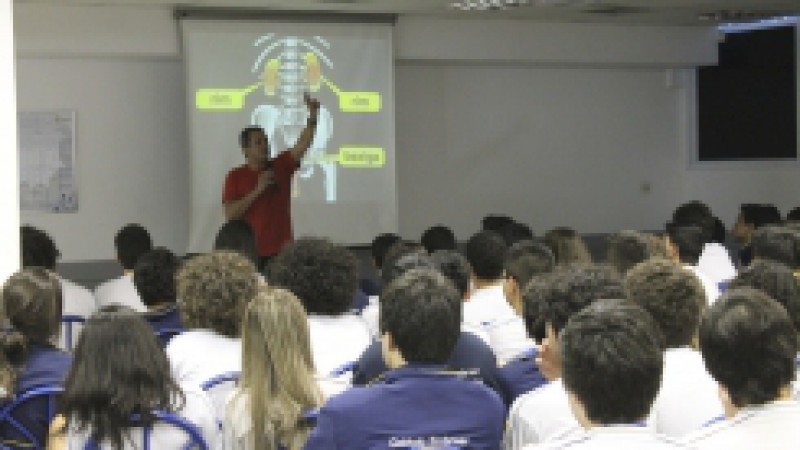 Dentro das a&ccedil;&otilde;es para a D&eacute;cada de A&ccedil;&atilde;o pela Seguran&ccedil;a no Tr&acirc;nsito, institu&iacute;da pela ONU, a Escola P&uacute;blica de Tr&acirc;nsito do Detran/RS promove, em institui&ccedil;&otilde;es de ensino da Capital, o ciclo de&nbsp;encontros Tr&acirc;nsitos da Juventude. A palestra O Jovem e a