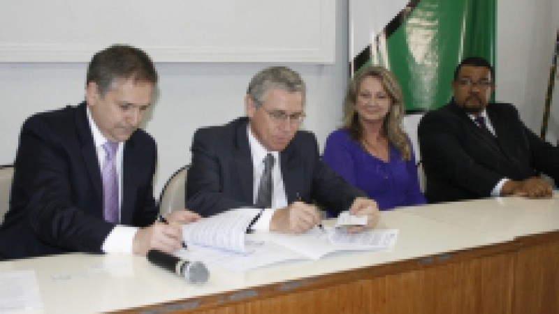 A Fundação para o Desenvolvimento de Recursos Humanos (FDRH) promoveu, nesta terça-feira (17), em Porto Alegre, o Seminário A Função do Estágio e a Gestão Pública. Cerca de 90 coordenadores de RHs de órgãos do Estado presenciaram a assinatura de convênio