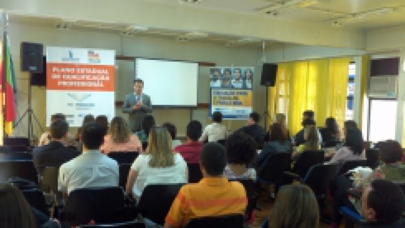 A Secretaria do Trabalho e do Desenvolvimento Social (STDS) realizou encontro com gestores municipais em Santa Maria, nesta quarta-feira (17). O evento, que teve como objetivo aprimorar o processo de pactuação das vagas de cursos de qualificação
