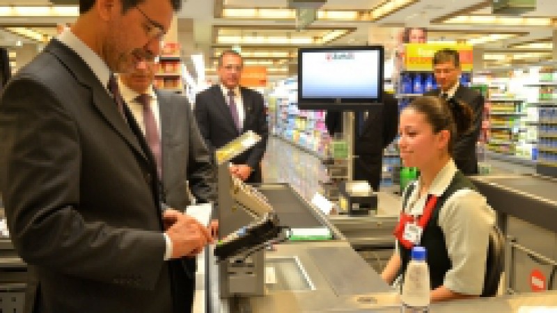 Os clientes da rede Zaffari e Bourbon já podem solicitar a inclusão do seu CPF no cupom fiscal de suas compras, pois a Companhia Zaffari aderiu à Nota Fiscal Gaúcha (NFG). O secretário de Estado da Fazenda (Sefaz), Odir Tonollier, e o diretor do Grupo
