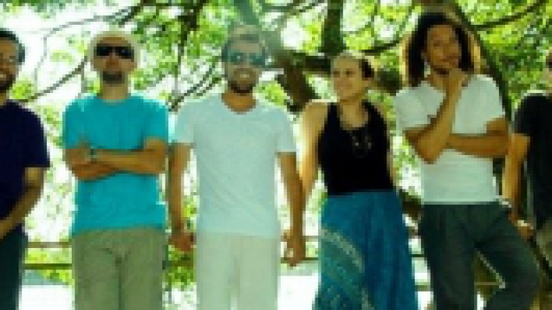 A Banda Chama Violeta apresenta show no Jardim Lutzenberger, dentro das comemorações de aniversário da Casa de Cultura Mario Quintana (CCMQ). A apresentação será nesta quarta-feira (26), às 18h30, no projeto Música no Jardim especial. A entrada franca. O