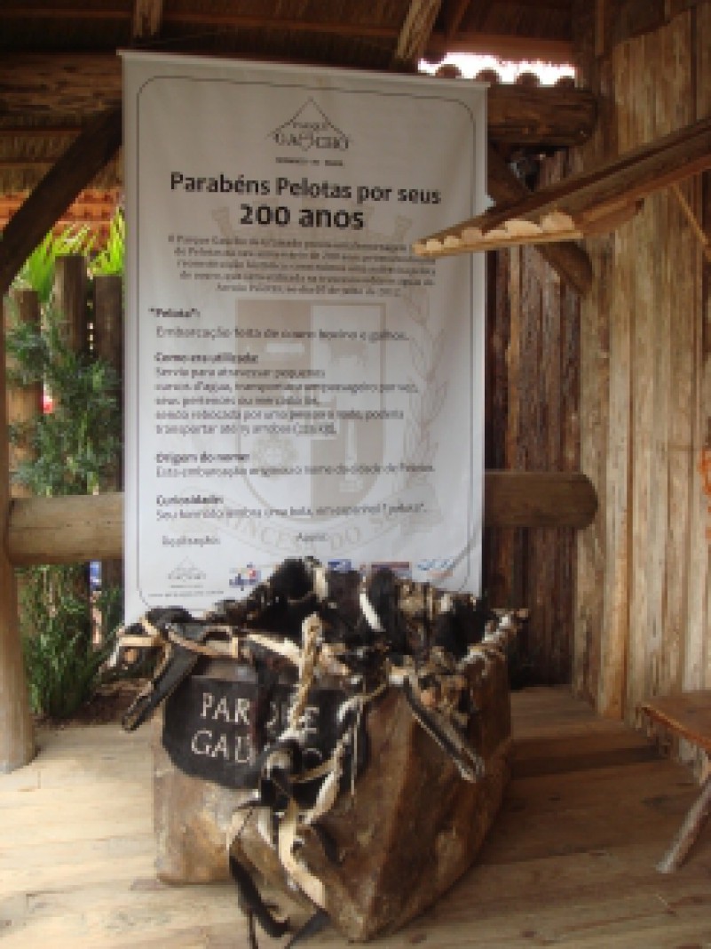 Quem for até o Parque da Harmonia durante a Semana Farropupilha não pode deixar de visitar o galpão da Fundação Instituto Gaúcho de Tradição e Folclore (FIGTF) e da Secretaria de Estado da Cultura (Sedac). No local, está exposta uma autêntica pelota de