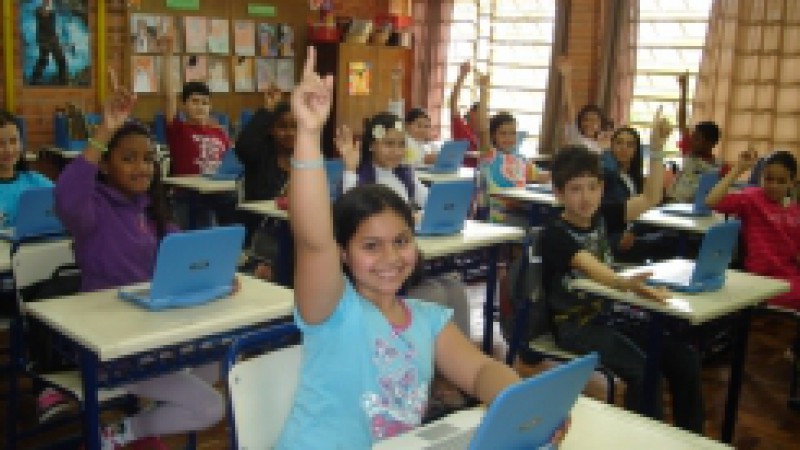 Cada um dos 293 alunos e dos 25 professores da Escola Estadual de Ensino Fundamental Bairro Carvalho, de Cachoeira do Sul, agora tem um netbook educacional para qualificar a aprendizagem atrav&eacute;s da cultura digital. A entrega dos 318 equipamentos foi