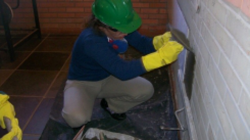 Detentas do regime semiaberto do Pres&iacute;dio Estadual Feminino de Torres participam desde maio do curso Aplica&ccedil;&atilde;o de Revestimento Cer&acirc;mico, administrado pela FGTAS/Sine do munic&iacute;pio. As alunas est&atilde;o na parte pr&aacute;tica das aulas, que compreende a aplica&ccedil;&atilde;o de