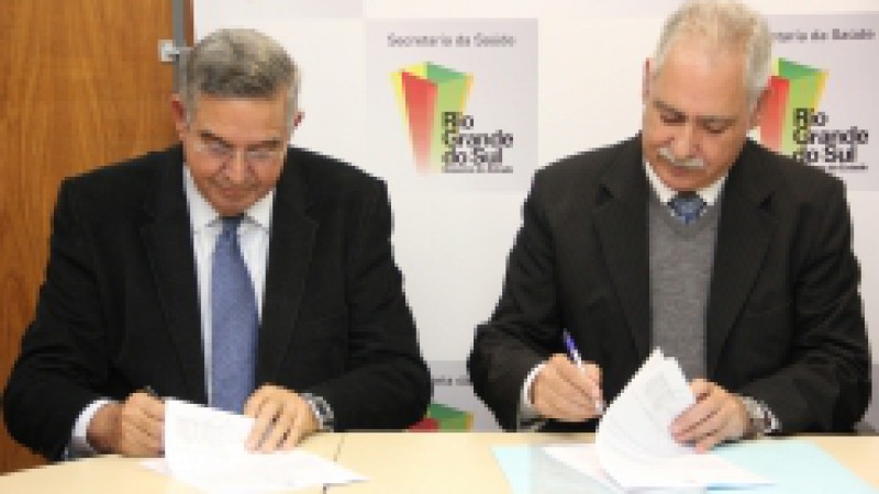 Com a assinatura do contrato entre o secretário estadual da Saúde (SES), Ciro Simoni, e o provedor Walter Jobim Neto, foi formalizada nesta segunda-feira (09), a abertura do Hospital de Caridade Alcides Brum, em Santa Maria. A nova instituição,