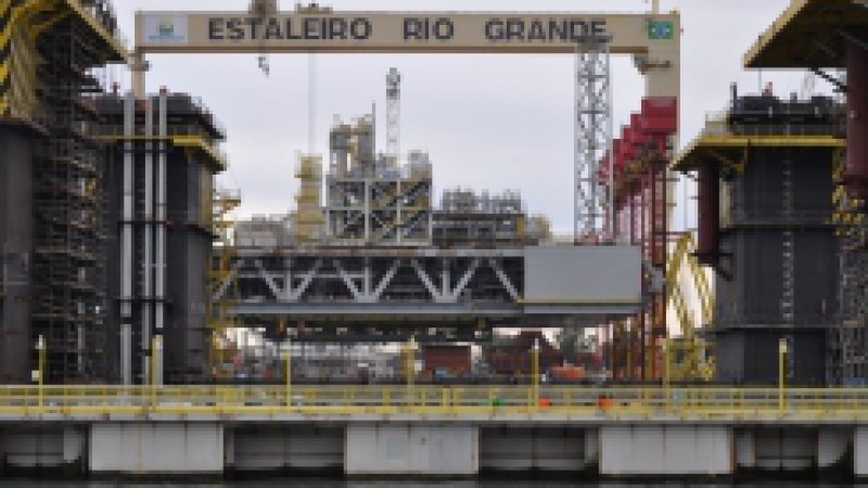 O Porto do Rio Grande est&aacute; sediando uma opera&ccedil;&atilde;o in&eacute;dita no que se refere &agrave; constru&ccedil;&atilde;o da plataforma de petr&oacute;leo P-55, no Estaleiro Rio Grande 1. Trata-se da uni&atilde;o do casco com o conv&eacute;s da plataforma, denominada tecnicamente de mating. Nesta quinta-feira