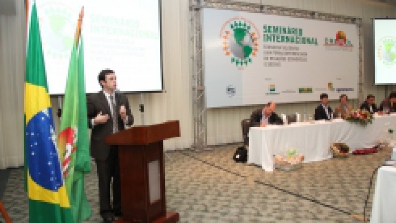 O crédito solidário, a agregação de valor e a e solidariedade no cooperativismo foram alguns dos temas da palestra do secretário da EconomiaSolidária e Apoio à Micro e Pequena Empresa (Sesampe), Maurício Dziedricki, no Seminário Internacional - Economia