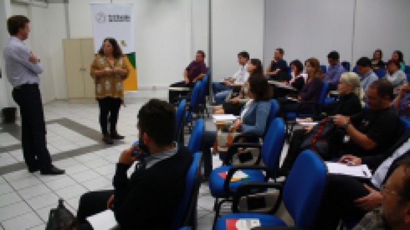 A Fundação para o Desenvolvimento de Recursos Humanos (FDRH) deu início a mais uma atividade promovida pela Rede Escola de Governo. Na noite dessa quinta-feira (14), iniciou o curso de extensão em Direito Administrativo do Estado. A extensão, realizada