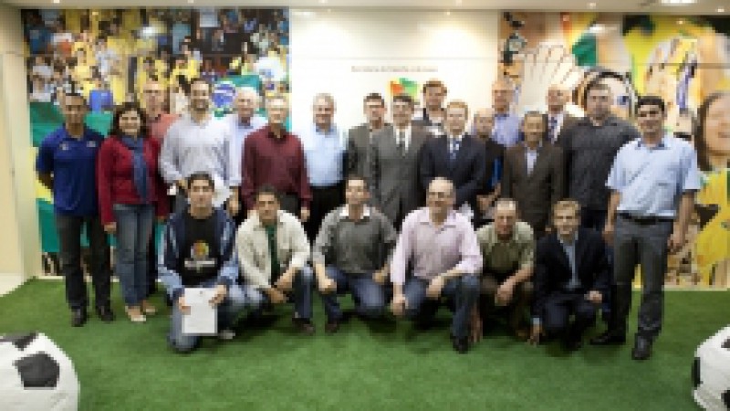O secretário do Esporte e do Lazer, Kalil Sehbe, e a diretora-presidente da Fundação de Esporte e Lazer do RS (Fundergs), Renita Dametto, assinaram nesta quinta-feira (14) 12 convênios com municípios e entidades esportivas do Rio Grande do Sul. No total,