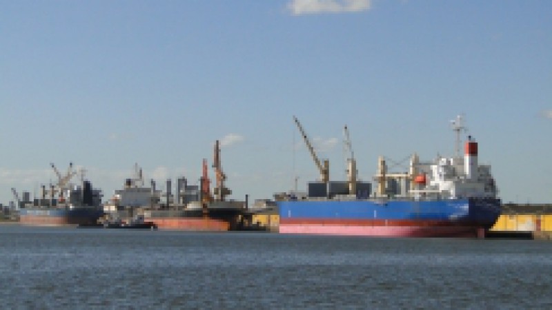 O Porto de Porto Alegre está com três navios atracados no Cais Navegantes. As embarcações, que operam simultaneamente, garantem uma movimentação de cerca de 30 mil toneladas de produtos. Dois dos cargueiros descarregam 18 mil toneladas de matéria-prima