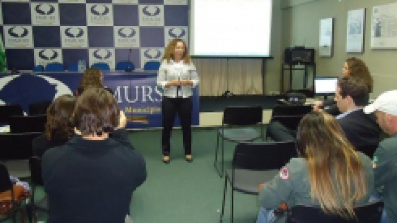 A Secretaria do Turismo (Setur), em conjunto com a Fundação Getúlio Vargas (FGV), realizou, nesta quarta-feira (16), uma oficina com entidades do turismo, operadoras e agências do receptivo gaúcho para debater os principais produtos e mercados