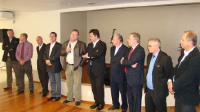 O anúncio do Grupo JBS de que pretende assumir as operações da Doux Frangosul foi recebido com entusiasmo pelo Governo do Estado, ao garantir a manutenção de 20 mil empregos diretos e indiretos e a subsistência de 1,5 mil produtores. O Executivo deu as