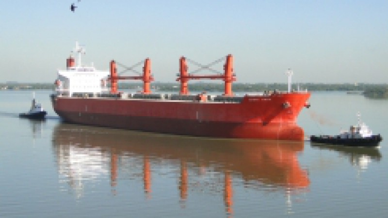 O navio Santa Anna atracou nesta terça-feira (17), no Cais Navegantes, junto ao Porto Organizado de Porto Alegre, com 11,5 mil toneladas de matéria-prima para destinada às indústrias de fertilizantes. Com carga originária de Hamburgo, na Alemanha, o