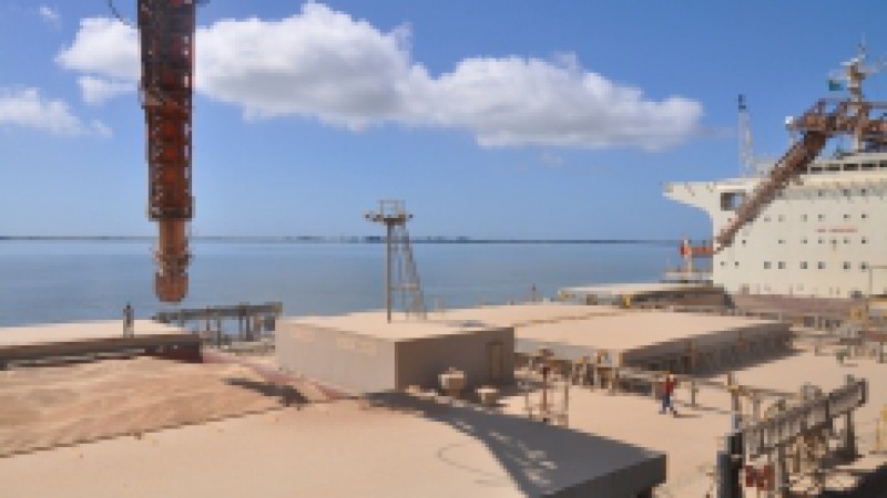 O terminal da Bianchini S/A, no Porto do Rio Grande, realiza este final de semana um dos maiores carregamentos efetuados num &uacute;nico navio, por um s&oacute; embarcador no porto ga&uacute;cho. O navio M/V Areti atracou, &agrave;s 23h30 de sexta-feira (2), no Superporto. A