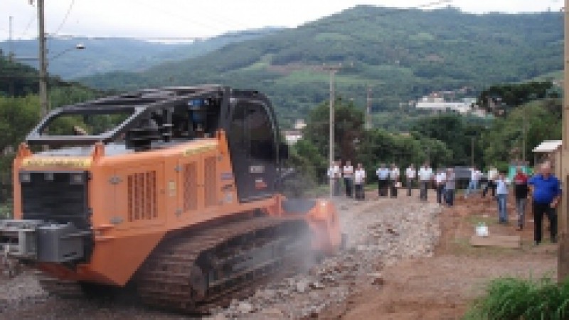 O diretor-geral do Daer, José Francisco Thormann, esteve na ERS-373, em Santa Maria do Herval, para acompanhar as obras de pavimentação de baixo custo a partir do uso de equipamento que recicla o material local. Este é um laboratório a céu aberto que