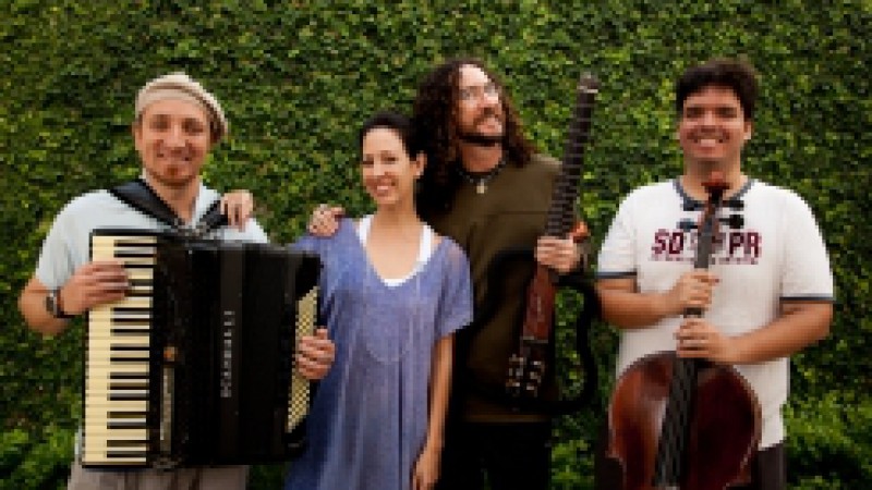 A Casa de Cultura Mario Quintana sedia, nesta quarta-feira (08), apresentação do grupo Quarteto Vó Corália, formado por Paulinho Cardoso, Ligiana, Silvério Pessoa e Fábio Presgrave. O espetáculo começa às 20h, na Sala Luis Cosme, e tem entrada franca. A